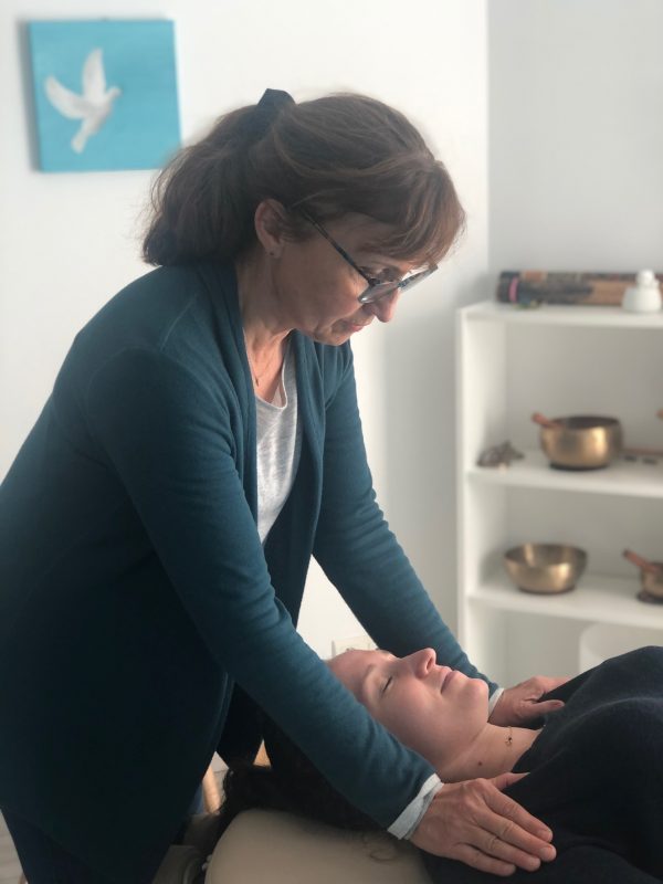 Martine Mignot faisant un soins LAHOCHI dans son cabinet